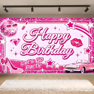 Background Barbie Textil Premium pentru Poze 160×100 cm (COD 673B) Background decorativ pentru fundal foto din material textil premium, tematica Barbie, ilustrand mesajul Happy Birthday, o masina decapotabila roz, pantof cu toc, glob disco si accesorii fashion, 160x100 cm.