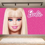 Background Barbie Textil Premium pentru Poze 160x100 cm (COD 668B) Background decorativ pentru fundal foto din material textil premium, tematica Barbie, fundal roz cu pattern subtil fashion, ilustrand portretul papusii Barbie si logoul clasic, 160x100 cm.