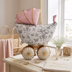 Balon Folie Figurina Carucior Vintage Roz 92 cm Balon din folie premium in forma de figurina carucior vintage roz cu imprimeu floral fluturi si roti aurii dimensiune 92x63 cm.