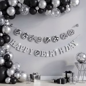 Banner Aniversar Happy Birthday Tematica Disco din Carton cu Sclipici Argintiu (2.5 Metri) Banner decorativ Happy Birthday cu tematica Disco, litere din carton cu sclipici argintiu de 7.5 cm si globuri disco de 11 cm, lungime 2.5 metri, perfect pentru petreceri retro.