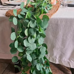 Ghirlanda Decorativa cu Frunze Artificiale tip Eucalipt, Lungime 210 cm Ghirlanda din frunze artificiale de eucalipt verde prafuit, lungime 210 cm, cu aspect natural, folosita ca decoratiune pentru mese, nunti si arcade.