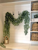 Ghirlanda Decorativa cu Frunze Artificiale tip Eucalipt, Lungime 210 cm Ghirlanda din frunze artificiale de eucalipt verde prafuit, lungime 210 cm, cu aspect natural, folosita ca decoratiune pentru mese, nunti si arcade.