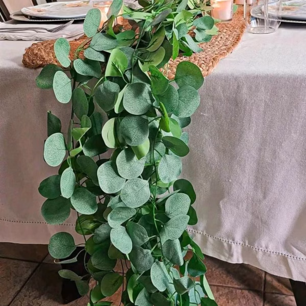 Ghirlanda Decorativa cu Frunze Artificiale tip Eucalipt, Lungime 210 cm Ghirlanda din frunze artificiale de eucalipt verde prafuit, lungime 210 cm, cu aspect natural, folosita ca decoratiune pentru mese, nunti si arcade.