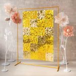 Panou patrat cu paiete auriu deschis 30x30cm Panou patrat decorativ cu paiete auriu deschis, dimensiune 30x30 cm, pentru fundal foto stralucitor cu efect 3D la petreceri si evenimente.