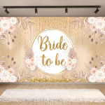 Background Textil Bride to Be 160x100 cm (COD 695B) Background decorativ din material textil premium, tematica petrecerea burlacitelor, ilustrand flori albe si piersica, frunze uscate de palmier, sclipici auriu si textul Bride to be, 160x100 cm.