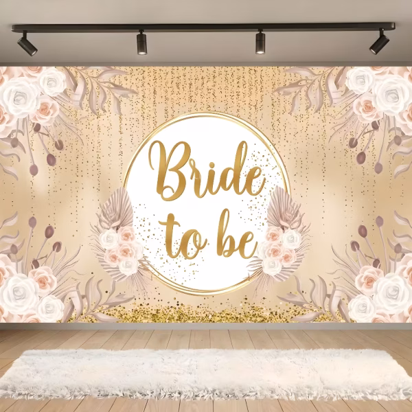 Background Textil Bride to Be 160x100 cm (COD 695B) Background decorativ din material textil premium, tematica petrecerea burlacitelor, ilustrand flori albe si piersica, frunze uscate de palmier, sclipici auriu si textul Bride to be, 160x100 cm.