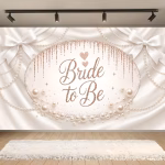 Background Textil Bride to Be 160x100 cm (COD 699B) Background decorativ din material textil premium, tematica petrecerea burlacitelor, ilustrand draperii din matase alba, siraguri de perle, funde mari albe, un oval cu sclipici rose gold si textul Bride to Be, 160x100 cm.