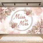 Background Textil Burlacite Miss to Mrs Boho Chic 160x100 cm (COD 691B) Background decorativ din material textil premium, tematica petrecerea burlacitelor bridal shower, ilustrand flori boho, frunze de palmier uscate, iarba de pampas si textul Miss to Mrs in nuante de rose gold, 160x100 cm.
