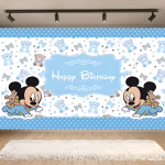 Background Textil Mickey Mouse 160x100 cm (COD 707B) Background decorativ din material textil premium, tematica Baby Mickey Mouse, ilustrand personajul bebelus, ursuleti de plus, biberoane, fundite si textul Happy Birthday pe un fundal albastru pastel, 160x100 cm.