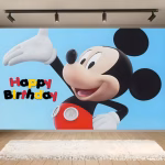 Background Textil Mickey Mouse 160x100 cm (COD 709B) Background decorativ din material textil premium, tematica Mickey Mouse, ilustrand personajul 3D zambind in prim-plan pe un fundal albastru senin, cu textul Happy Birthday colorat in rosu, negru si galben, 160x100 cm.