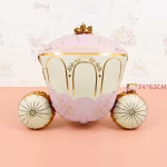 Balon Folie Caleasca Printesa Roz si Auriu, Decor Petrecere, 74x63 cm Balon din folie gigant in forma de caleasca roz cu detalii aurii, asezat pe un covoras pufos alaturi de incaltaminte de balet si baloane pastelate.