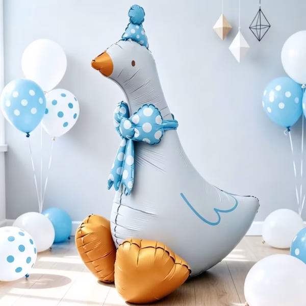 Balon Folie Gasca Airwalker cu Papion si Coif, 79x64 cm Balon din folie gigant tip Airwalker in forma de gasca, cu picioare mari aurii, purtand un coif si un papion albastru deschis cu buline albe, dimensiune 79x64 cm.