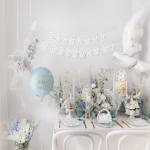 Balon Folie Porumbel Alb Elegant, cu Detalii Aurii, 100x78 cm Balon din folie gigant in forma de porumbel alb elegant, cu detalii aurii si ochi inchisi visatori, plutind intr-un decor floral rafinat de nunta sau botez.