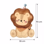 Balon Folie Pui de Leu Safari cu Coif, Decor Petrecere, 55x70 cm Balon din folie gigant in forma de pui de leu safari simpatic, purtand un coif de petrecere, asezat in centrul unui decor festiv cu tort si baloane aurii.