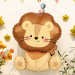 Balon Folie Pui de Leu Safari cu Coif, Decor Petrecere, 55x70 cm Balon din folie gigant in forma de pui de leu safari simpatic, purtand un coif de petrecere, asezat in centrul unui decor festiv cu tort si baloane aurii.
