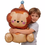 Balon Folie Pui de Leu Safari cu Coif, Decor Petrecere, 55x70 cm Balon din folie gigant in forma de pui de leu safari simpatic, purtand un coif de petrecere, asezat in centrul unui decor festiv cu tort si baloane aurii.
