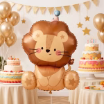 Balon Folie Pui de Leu Safari cu Coif, Decor Petrecere, 55x70 cm Balon din folie gigant in forma de pui de leu safari simpatic, purtand un coif de petrecere, asezat in centrul unui decor festiv cu tort si baloane aurii.
