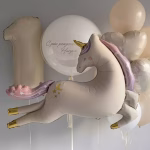 Balon Folie Unicorn Pastel Gigant 100x74 cm Balon din folie gigant in forma de unicorn elegant, alb crem cu coama pastelata roz si mov, detalii aurii la copite si corn.