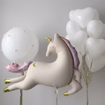 Balon Folie Unicorn Pastel Gigant 100x74 cm Balon din folie gigant in forma de unicorn elegant, alb crem cu coama pastelata roz si mov, detalii aurii la copite si corn.