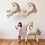 Balon Folie Unicorn Pastel Gigant 100x74 cm Balon din folie gigant in forma de unicorn elegant, alb crem cu coama pastelata roz si mov, detalii aurii la copite si corn.