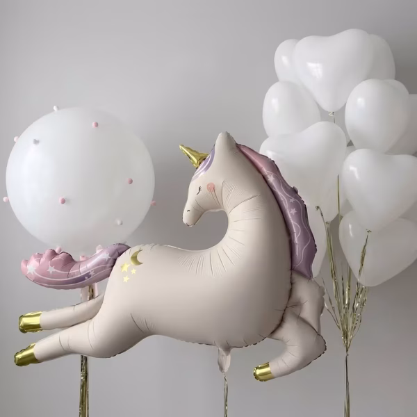 Balon Folie Unicorn Pastel Gigant 100x74 cm Balon din folie gigant in forma de unicorn elegant, alb crem cu coama pastelata roz si mov, detalii aurii la copite si corn.