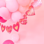 Ghirlanda cu Inimi Love 17x200 cm Ghirlanda decorativa formata din inimi de carton roz si rosii cu mesajul love auriu pentru petreceri romantice.