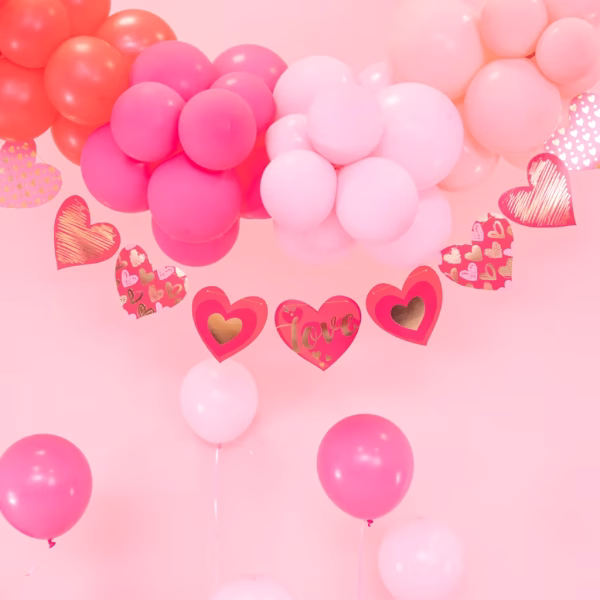 Ghirlanda cu Inimi Love 17x200 cm Ghirlanda decorativa formata din inimi de carton roz si rosii cu mesajul love auriu pentru petreceri romantice.
