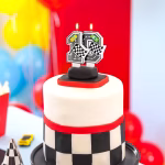 Lumanare de tort pentru varsta de 10 sau 20 ani, cifra 0 cu design de pista auto, masinute si steag de finish.