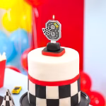 Lumanare cifra 8 tematica Formula 1 si Hot Wheels, asezata pe tort.