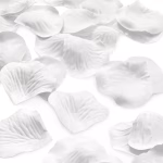 Set 100 Confetti Petale Trandafir Artificiale Albe 5 cm Detaliu confetti petale artificiale de trandafir albe cu textura realista.