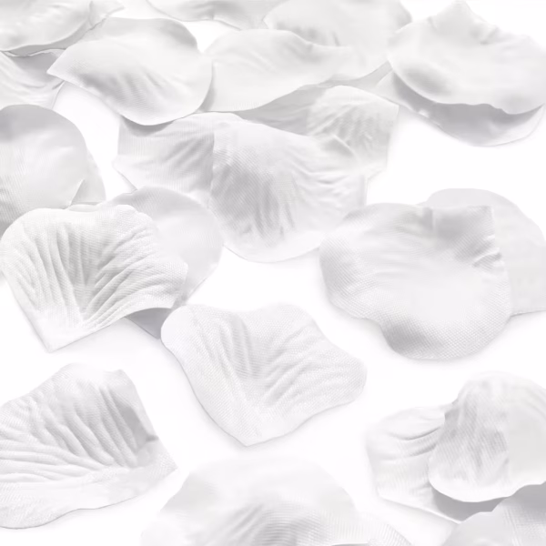 Set 100 Confetti Petale Trandafir Artificiale Albe 5 cm Detaliu confetti petale artificiale de trandafir albe cu textura realista.