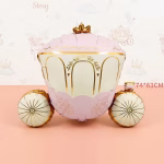 Set 18 Baloane Printesa Buchet festiv din 18 baloane cu tematica printesa, incluzand un castel auriu, o caleasca roz si baloane latex roz pal si sand white.