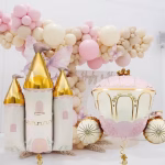 Set 18 Baloane Printesa Buchet festiv din 18 baloane cu tematica printesa, incluzand un castel auriu, o caleasca roz si baloane latex roz pal si sand white.
