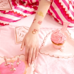 Colectie de 19 modele de tatuaje temporare pentru petrecerea burlacitelor, incluzand inele cu diamant, buze, ochelari, pahare de cocktail si mesaje bride squad in culorile roz, auriu si negru.