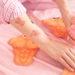 Colectie de 19 modele de tatuaje temporare pentru petrecerea burlacitelor, incluzand inele cu diamant, buze, ochelari, pahare de cocktail si mesaje bride squad in culorile roz, auriu si negru.