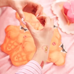 Colectie de 19 modele de tatuaje temporare pentru petrecerea burlacitelor, incluzand inele cu diamant, buze, ochelari, pahare de cocktail si mesaje bride squad in culorile roz, auriu si negru.