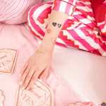 Colectie de 19 modele de tatuaje temporare pentru petrecerea burlacitelor, incluzand inele cu diamant, buze, ochelari, pahare de cocktail si mesaje bride squad in culorile roz, auriu si negru.