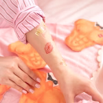 Colectie de 19 modele de tatuaje temporare pentru petrecerea burlacitelor, incluzand inele cu diamant, buze, ochelari, pahare de cocktail si mesaje bride squad in culorile roz, auriu si negru.