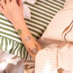 Set 19 Tatuaje Temporare Paste pentru Copii (Iepurasi, Oua, Pui) Colectie de 19 tatuaje temporare de Paste pentru copii, incluzand iepurasi dragalasi, pui de gaina, mielusei, oua colorate si flori de primavara.