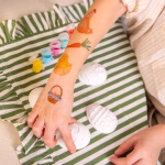 Set 19 Tatuaje Temporare Paste pentru Copii (Iepurasi, Oua, Pui) Colectie de 19 tatuaje temporare de Paste pentru copii, incluzand iepurasi dragalasi, pui de gaina, mielusei, oua colorate si flori de primavara.