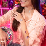 Set 23 Tatuaje Temporare Retro Disco, Decor Petrecere Anii '80 Colectie de 23 de tatuaje temporare cu tematica retro disco, incluzand patine cu rotile, casetofon, cub rubik, siluete de dansatori si textul Dancing Queen.