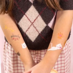 Set 23 Tatuaje Temporare pentru Copii, Tematica Pisici (Meow) Colectie de 23 de tatuaje temporare pentru copii, incluzand pisicute colorate, labute, ghemuri de ata si mesajul meow.