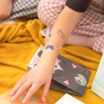 Set 23 Tatuaje Temporare pentru Copii, Tematica Pisici (Meow) Colectie de 23 de tatuaje temporare pentru copii, incluzand pisicute colorate, labute, ghemuri de ata si mesajul meow.
