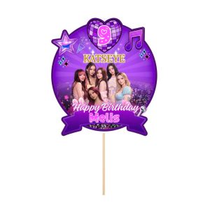 Topper Tort Personalizat Katseye Cu Nume Si Cifra Carton 16 Cm Topper Tort Personalizat Katseye Topper Tort Personalizat Katseye K-Pop Carton Nume Cifra Fete Petrecere Adolescenti Muzica Mov Concert