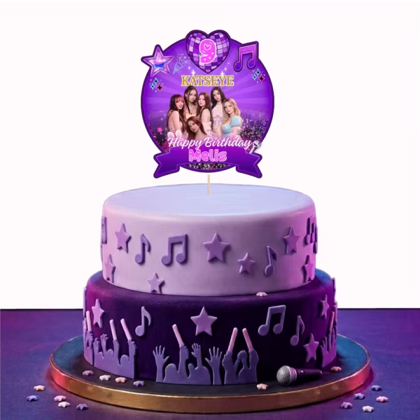 Topper Tort Personalizat Katseye cu Nume si Cifra Carton 16 cm Topper Tort Personalizat Katseye topper tort personalizat katseye k-pop carton nume cifra fete petrecere adolescenti muzica mov concert