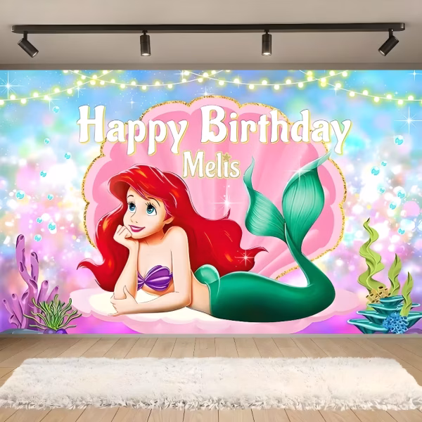 background personalizat ariel Background personalizat pentru panou foto cu tematica Ariel Mica Sirena, ilustrand printesa intr-o scoica roz uriasa pe un fundal marin cu text customizat.