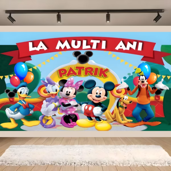 background personalizat mickey mouse Mockup cu un background textil personalizat pentru panou foto cu tematica Mickey Mouse si prietenii in fata unei porti de parc, avand textul "La Multi Ani PATRIK" si toate personajele principale intr-un decor de camera.
