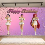 background textil k-pop demon hunters Background textil pentru panou foto cu tematica K-Pop Demon Hunters, ilustrand cele trei cantarete in tinute albe de scena pe un fundal roz-mov cu efect de sclipici rose-gold.