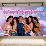 background textil k-pop katseye Background textil pentru panou foto cu tematica trupei K-Pop Katseye, ilustrand cele sase membre ale trupei pe un fundal pastelat cu nori si mesajul Happy Birthday.