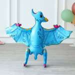balon folie dinozaur Balon din folie tridimensional in forma de dinozaur Pterodactil albastru, asezat pe podea, cu aripile deschise.